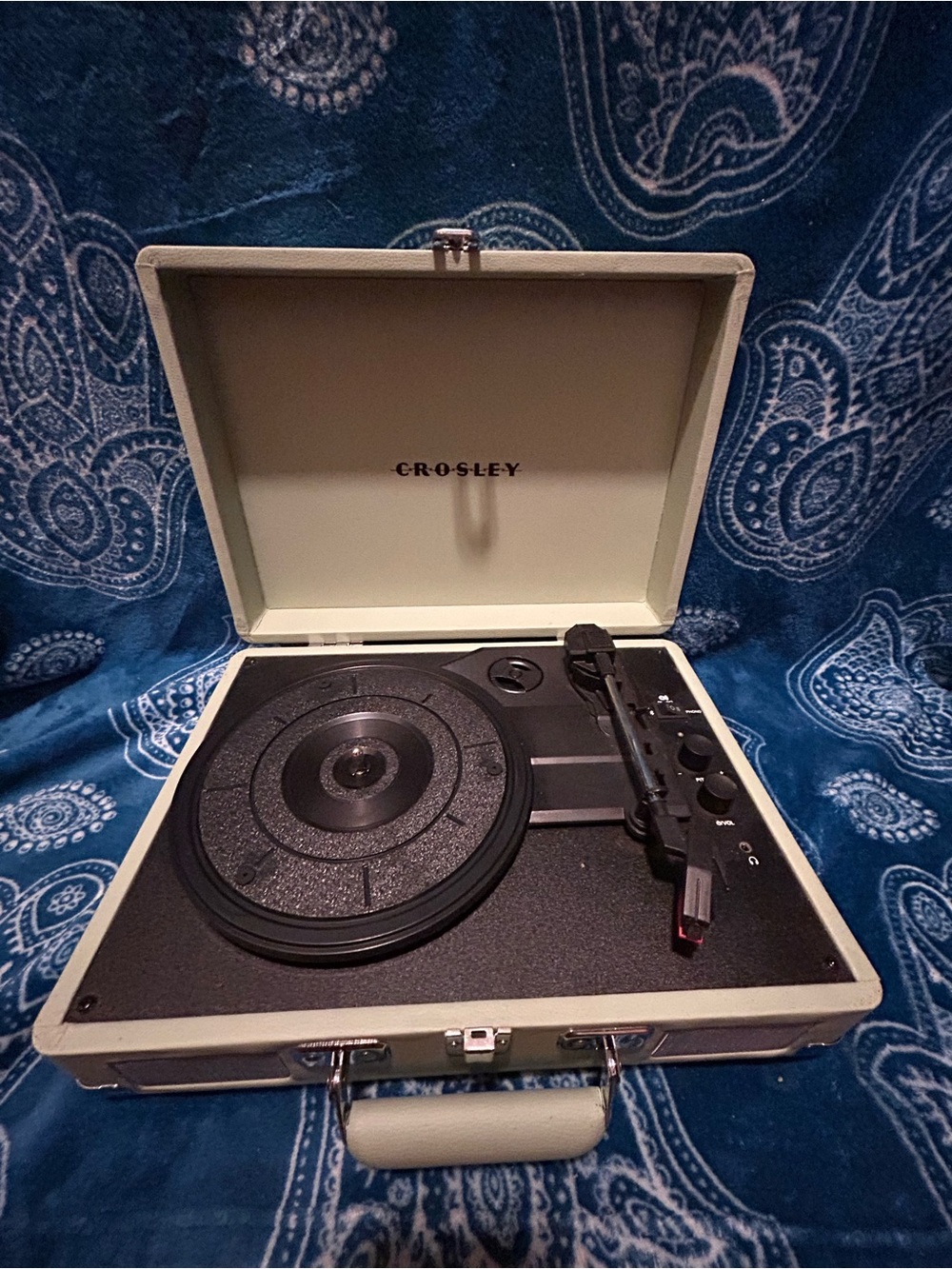 Crosley Cream Portable Record Player Case with Top Handle - Picture 6 of 12